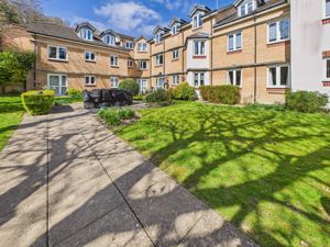 COMMUNAL GARDEN & REAR ASPECT- click for photo gallery